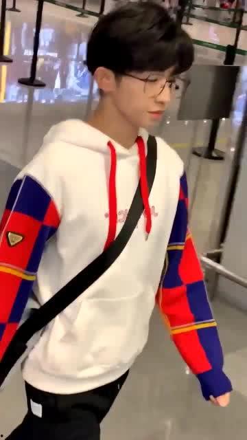 男明星的衣服名称,揭秘男明星们的潮流衣橱