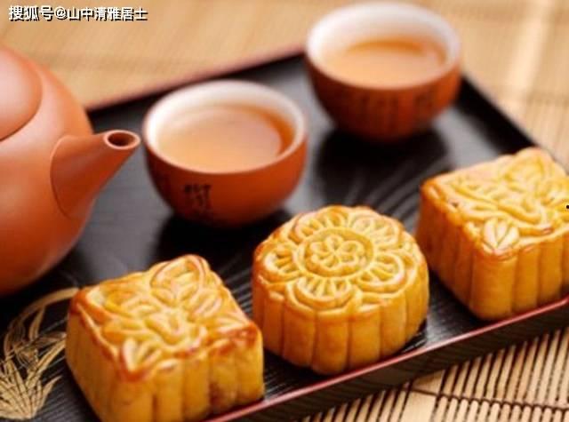 大瓜头吃月饼图片,月饼盛宴共享团圆时光