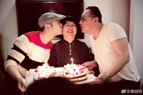 明星生日在家吃饭照片,明星生日家庭聚餐温馨瞬间”